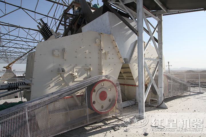 反擊式破碎機(jī)作業(yè)現(xiàn)場 反擊式破碎機(jī)作業(yè)現(xiàn)場