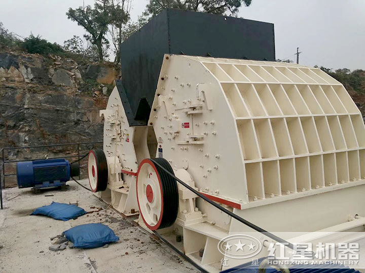 重錘式破碎機(jī)作業(yè)現(xiàn)場 重錘式破碎機(jī)作業(yè)現(xiàn)場