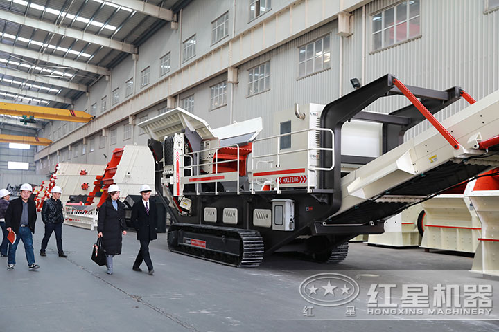客戶到廠參觀能移動的小型碎石機 客戶到廠參觀能移動的小型碎石機