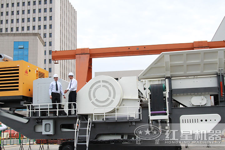 客戶到廠考察移動式碎石機 客戶到廠考察移動式碎石機