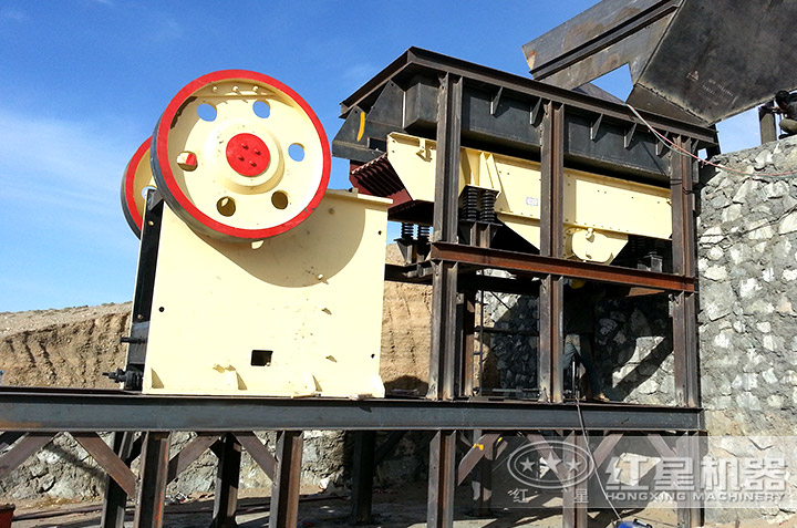 青石破碎機(jī)作業(yè)現(xiàn)場 青石破碎機(jī)作業(yè)現(xiàn)場