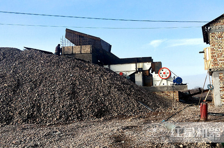 青石破碎機(jī)作業(yè)現(xiàn)場 青石破碎機(jī)作業(yè)現(xiàn)場