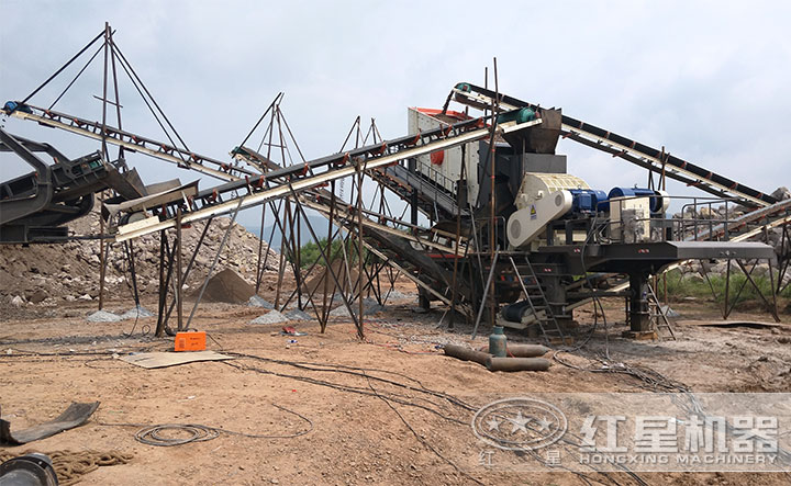 移動(dòng)式人造沙子機(jī)器作業(yè)現(xiàn)場(chǎng) 移動(dòng)式人造沙子機(jī)器作業(yè)現(xiàn)場(chǎng)