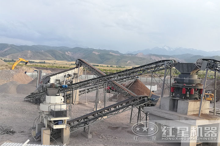 鵝卵石制沙現(xiàn)場 鵝卵石制沙現(xiàn)場