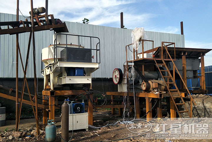 大型磨砂機(jī)作業(yè)現(xiàn)場 大型磨砂機(jī)作業(yè)現(xiàn)場