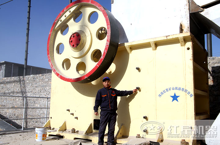 顎式破碎機安裝現(xiàn)場 顎式破碎機安裝現(xiàn)場