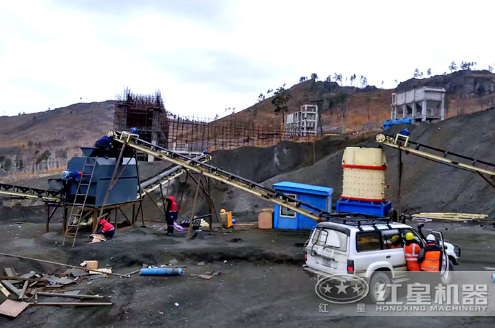 復(fù)合式破碎機(jī)作業(yè)現(xiàn)場(chǎng) 復(fù)合式破碎機(jī)作業(yè)現(xiàn)場(chǎng)