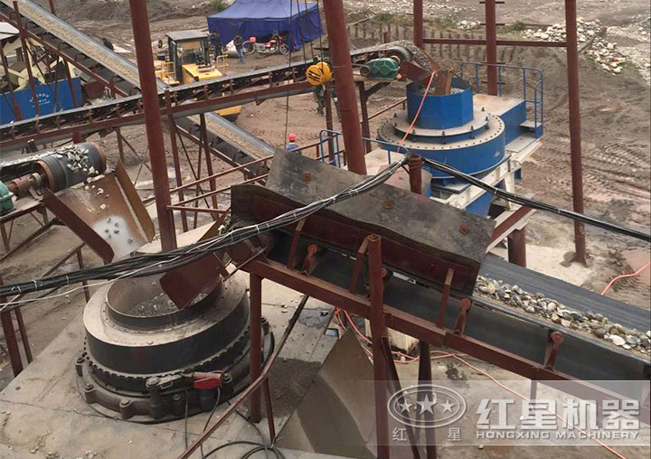 鵝卵石粉碎機作業(yè)現(xiàn)場 鵝卵石粉碎機作業(yè)現(xiàn)場
