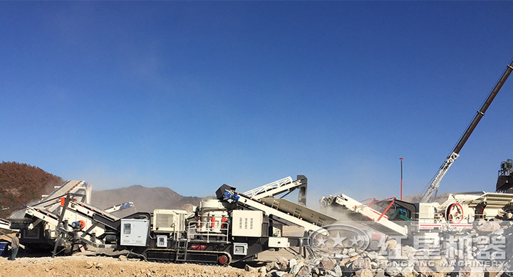 多臺設(shè)備處理水泥塊現(xiàn)場 多臺設(shè)備處理水泥塊現(xiàn)場