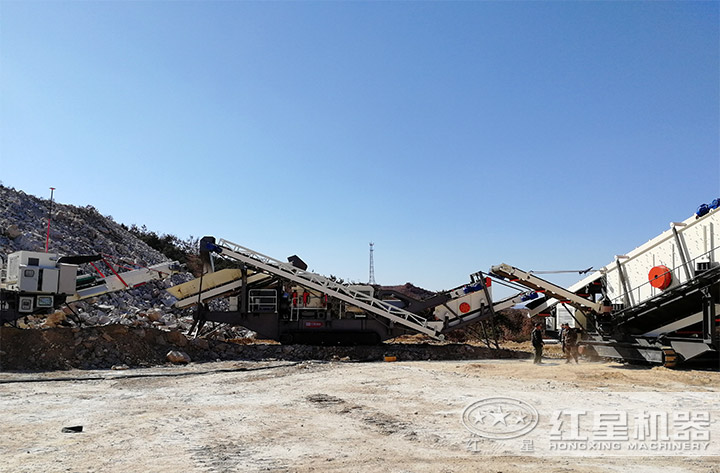 大型移動(dòng)破石機(jī)現(xiàn)場(chǎng) 大型移動(dòng)破石機(jī)現(xiàn)場(chǎng)