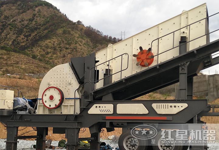 移動重錘式碎石機作業(yè)現(xiàn)場 移動重錘式碎石機作業(yè)現(xiàn)場