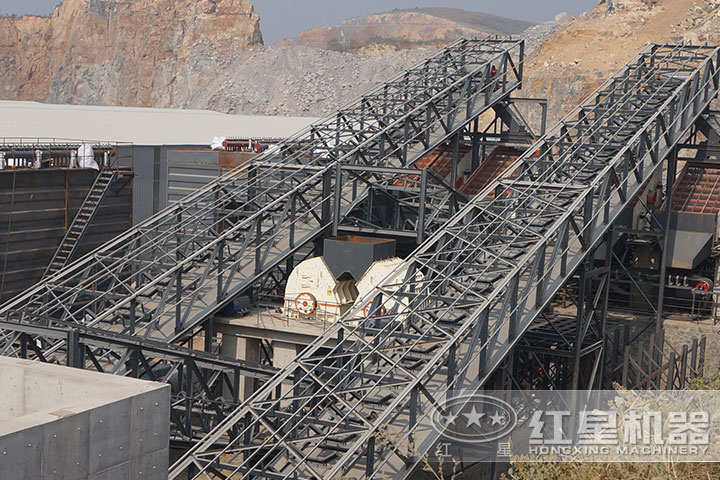 青石粉碎現(xiàn)場(chǎng) 青石粉碎現(xiàn)場(chǎng)