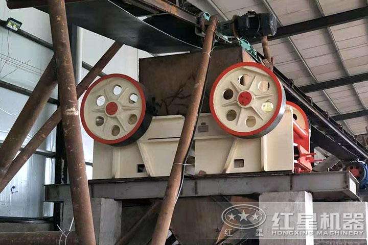 兩臺(tái)顎破作業(yè)現(xiàn)場(chǎng) 兩臺(tái)顎破作業(yè)現(xiàn)場(chǎng)