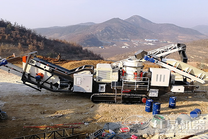 大型流動磕石機(jī)安裝現(xiàn)場 大型流動磕石機(jī)安裝現(xiàn)場