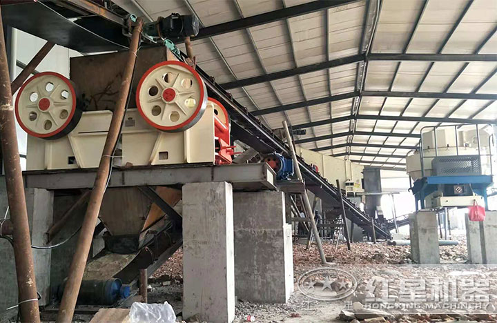 人工制沙現(xiàn)場(chǎng) 人工制沙現(xiàn)場(chǎng)