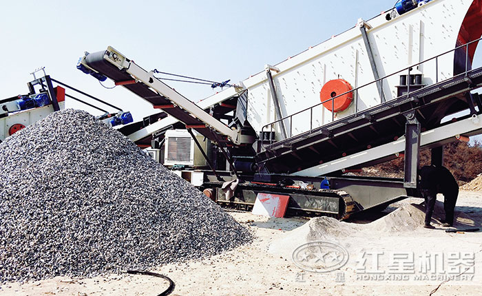 移動破碎石子機作業(yè)現(xiàn)場圖 移動破碎石子機作業(yè)現(xiàn)場圖