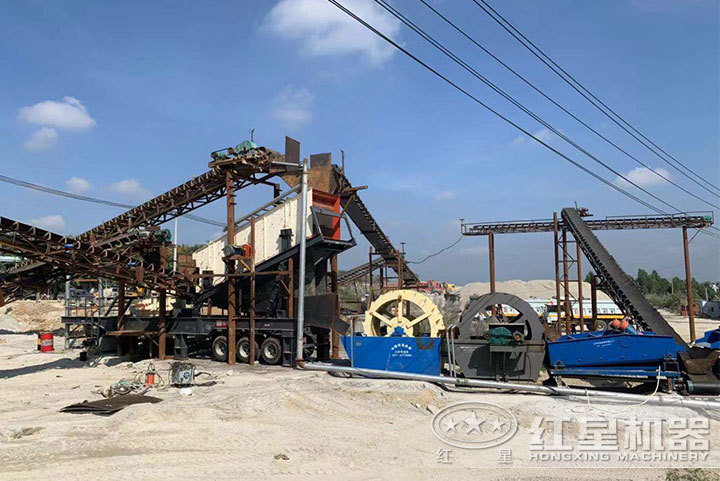 移動(dòng)制砂機(jī)作業(yè)現(xiàn)場(chǎng) 移動(dòng)制砂機(jī)作業(yè)現(xiàn)場(chǎng)
