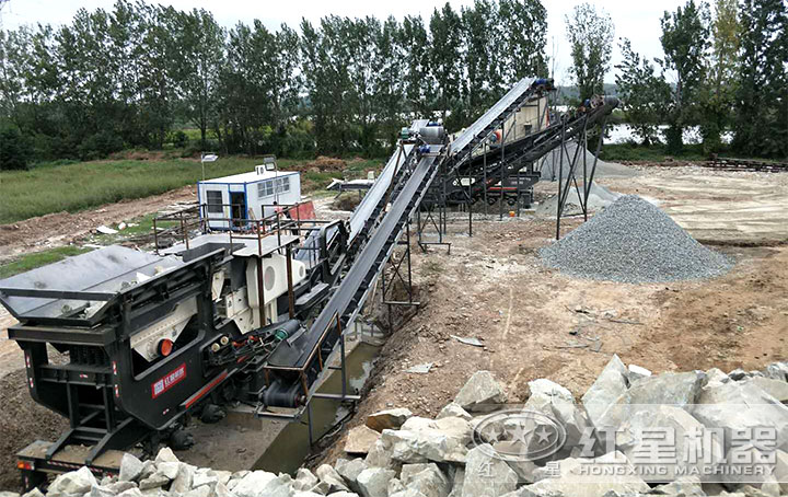 大型移動石頭碎沙機(jī)現(xiàn)場 大型移動石頭碎沙機(jī)現(xiàn)場