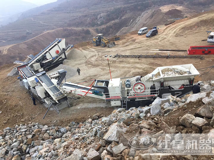 大型移動石頭碎沙機(jī)現(xiàn)場 大型移動石頭碎沙機(jī)現(xiàn)場