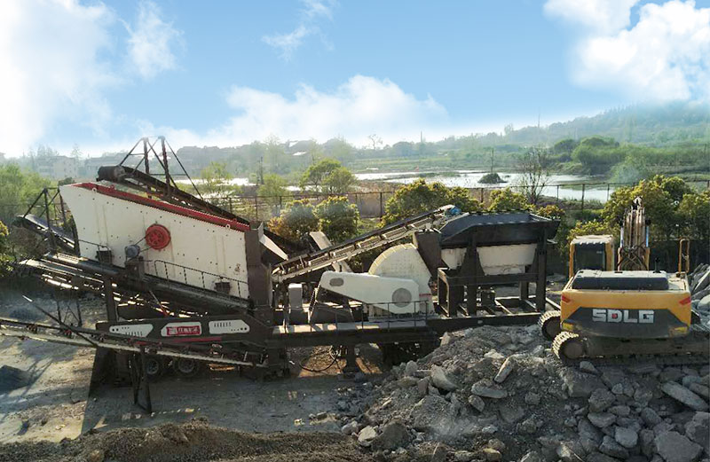 單臺移動大型水泥塊粉碎機現場 單臺移動大型水泥塊粉碎機現場