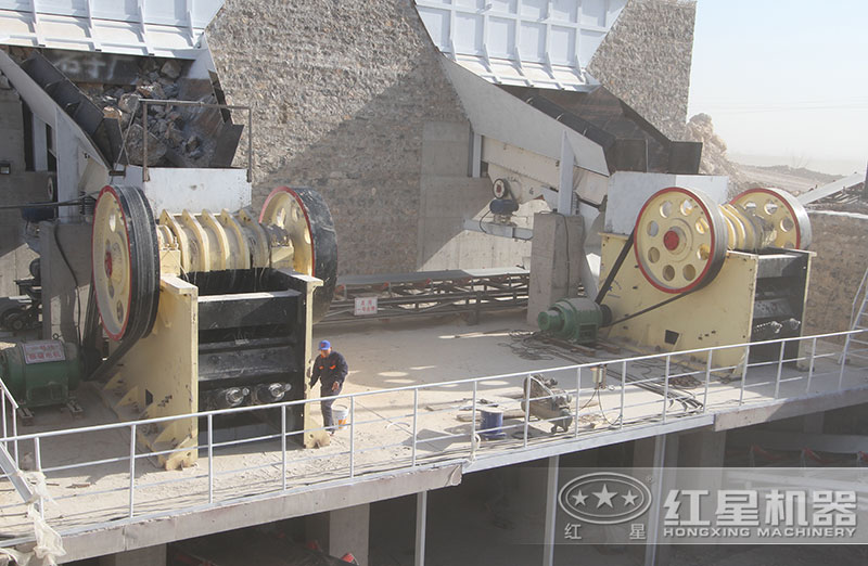 普通顎式破石機(jī)生產(chǎn)現(xiàn)場 普通顎式破石機(jī)生產(chǎn)現(xiàn)場