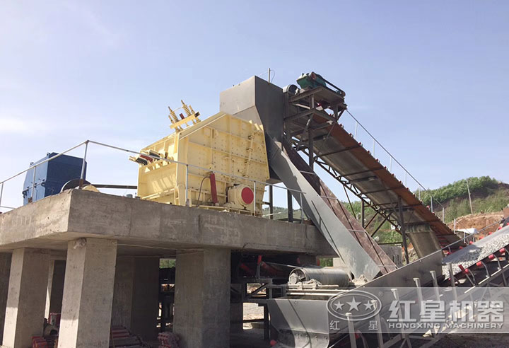 反擊式破碎機(jī)現(xiàn)場 反擊式破碎機(jī)現(xiàn)場