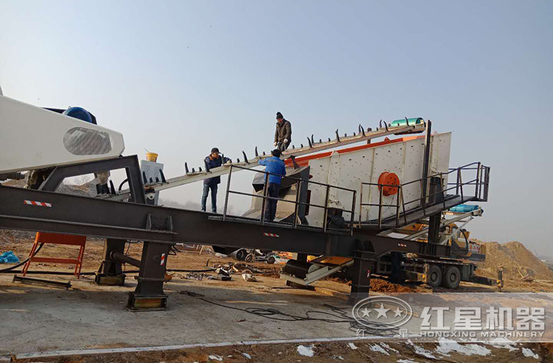 山東濰坊移動破碎機安裝現(xiàn)場 山東濰坊移動破碎機安裝現(xiàn)場