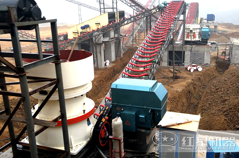 時(shí)產(chǎn)800噸的河卵石破碎現(xiàn)場 時(shí)產(chǎn)800噸的河卵石破碎現(xiàn)場