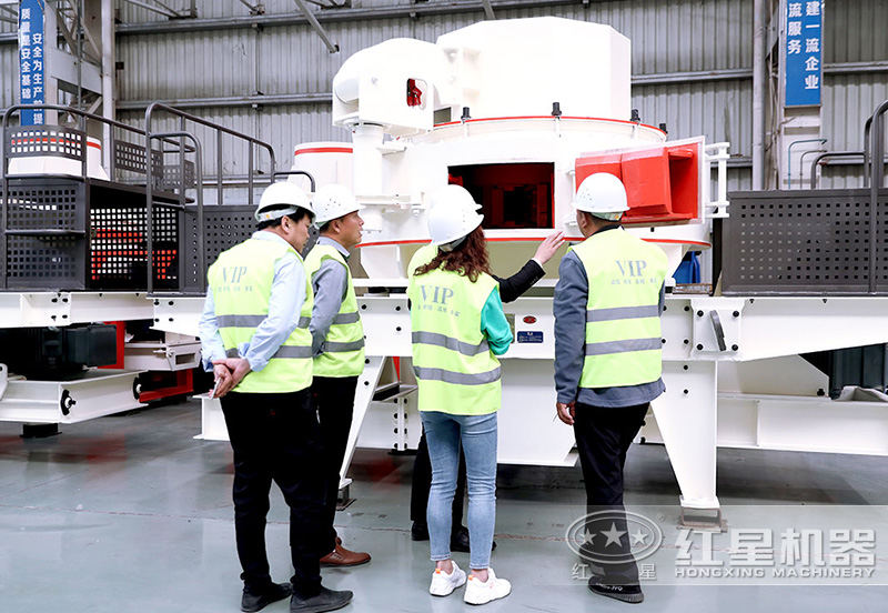 客戶來車間參觀，專業(yè)經(jīng)理接待講解