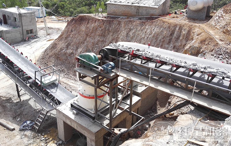 時產(chǎn)2000噸的破石機(jī)現(xiàn)場 時產(chǎn)2000噸的破石機(jī)現(xiàn)場