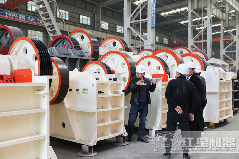 客戶參觀紅星破碎機(jī)車間 客戶參觀紅星破碎機(jī)車間