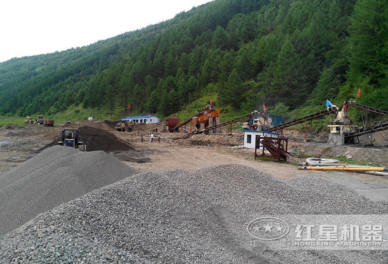 石子生產(chǎn)現(xiàn)場(chǎng) 石子生產(chǎn)現(xiàn)場(chǎng)