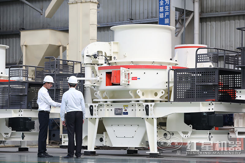 客戶在玄武巖制砂機(jī)車間參觀，經(jīng)理一對(duì)一指導(dǎo)講解