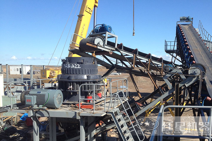 復(fù)合型圓錐破碎機(jī)作業(yè)現(xiàn)場 復(fù)合型圓錐破碎機(jī)作業(yè)現(xiàn)場