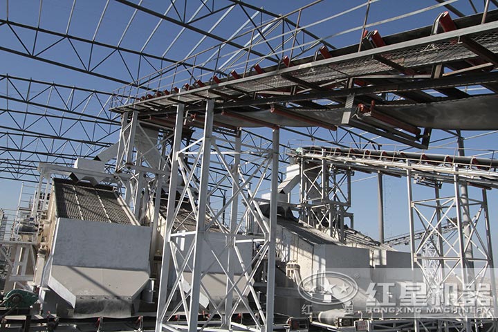 大型振動篩作業(yè)現(xiàn)場 大型振動篩作業(yè)現(xiàn)場