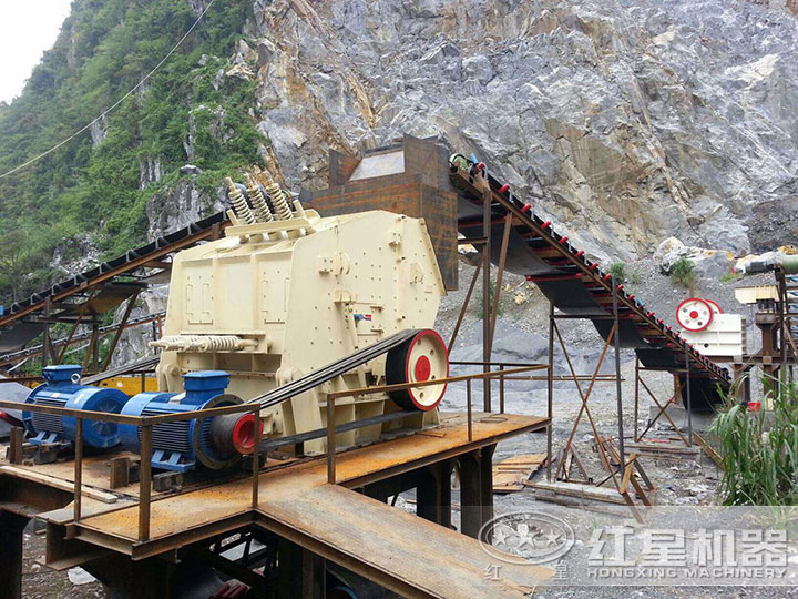 反擊式破碎機(jī)作業(yè)現(xiàn)場 反擊式破碎機(jī)作業(yè)現(xiàn)場