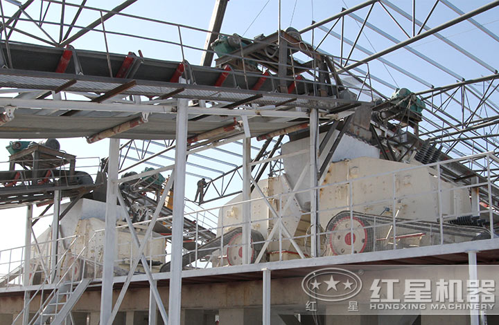 大型反擊式破碎機(jī)現(xiàn)場 大型反擊式破碎機(jī)現(xiàn)場