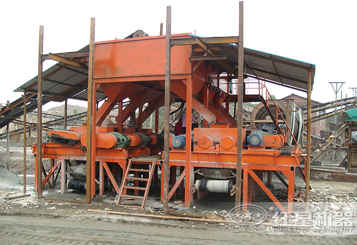 對輥破碎機現(xiàn)場 對輥破碎機現(xiàn)場