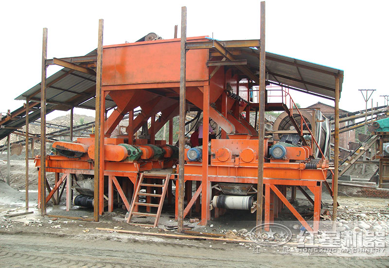 對(duì)輥破碎機(jī)現(xiàn)場(chǎng) 對(duì)輥破碎機(jī)現(xiàn)場(chǎng)