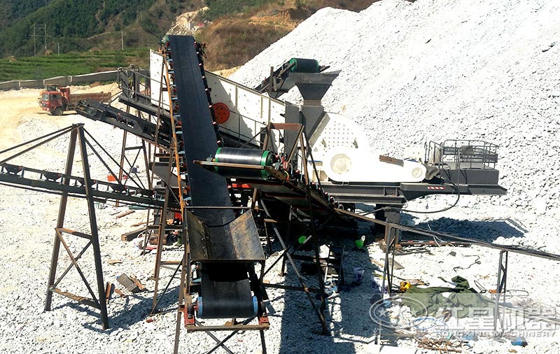 移動式石頭破碎機(jī)現(xiàn)場圖 移動式石頭破碎機(jī)現(xiàn)場圖