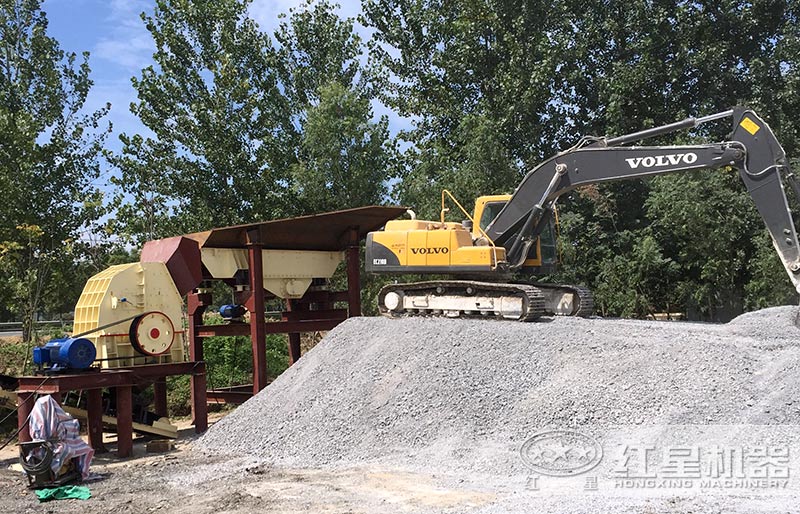 石頭錘式破碎機現(xiàn)場 石頭錘式破碎機現(xiàn)場