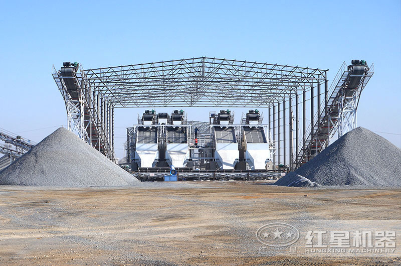 振動(dòng)篩作業(yè)現(xiàn)場(chǎng) 振動(dòng)篩作業(yè)現(xiàn)場(chǎng)