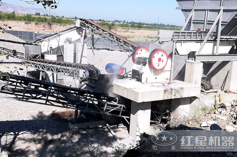 顎式破碎機(jī)作業(yè)現(xiàn)場(chǎng) 顎式破碎機(jī)作業(yè)現(xiàn)場(chǎng)