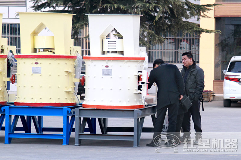 客戶到廠考察紅星立軸破碎機(jī) 客戶到廠考察紅星立軸破碎機(jī)