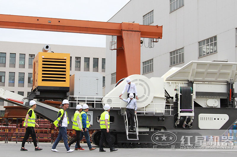 客戶(hù)來(lái)廠(chǎng)參觀(guān)考察流動(dòng)式碎石機(jī) 客戶(hù)來(lái)廠(chǎng)參觀(guān)考察流動(dòng)式碎石機(jī)