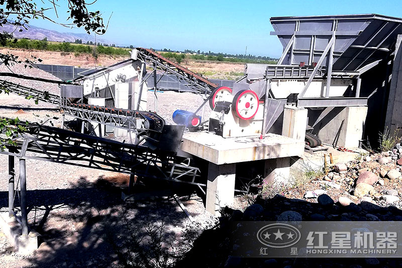 小型顎式破碎機(jī)作業(yè)現(xiàn)場(chǎng) 小型顎式破碎機(jī)作業(yè)現(xiàn)場(chǎng)