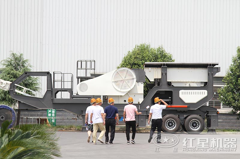紅星人員帶客戶參觀移動破碎機(jī) 紅星人員帶客戶參觀移動破碎機(jī)
