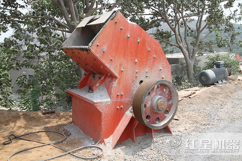 小型錘片式粉碎機(jī)現(xiàn)場(chǎng) 小型錘片式粉碎機(jī)現(xiàn)場(chǎng)