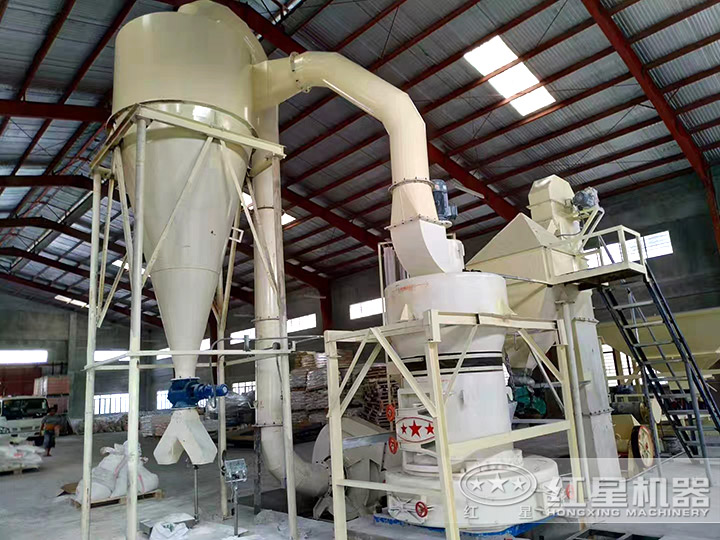 膨潤土雷蒙磨作業(yè)現(xiàn)場 膨潤土雷蒙磨作業(yè)現(xiàn)場