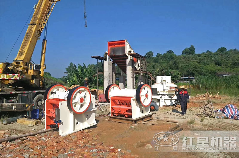 小型石子磨砂機(jī)安裝現(xiàn)場 小型石子磨砂機(jī)安裝現(xiàn)場